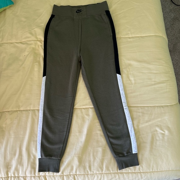 Nike Green Sweatpants with White Stripes - Picture 6 of 7